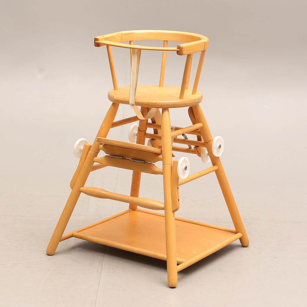 BØRNESTOL, træ, midten af det 20. århundrede.