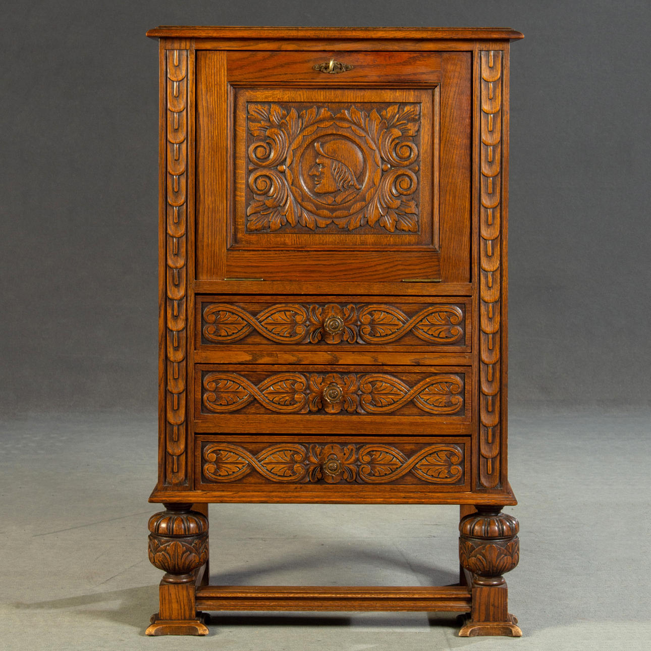 Litet barskåp i flamländsk barockstil.