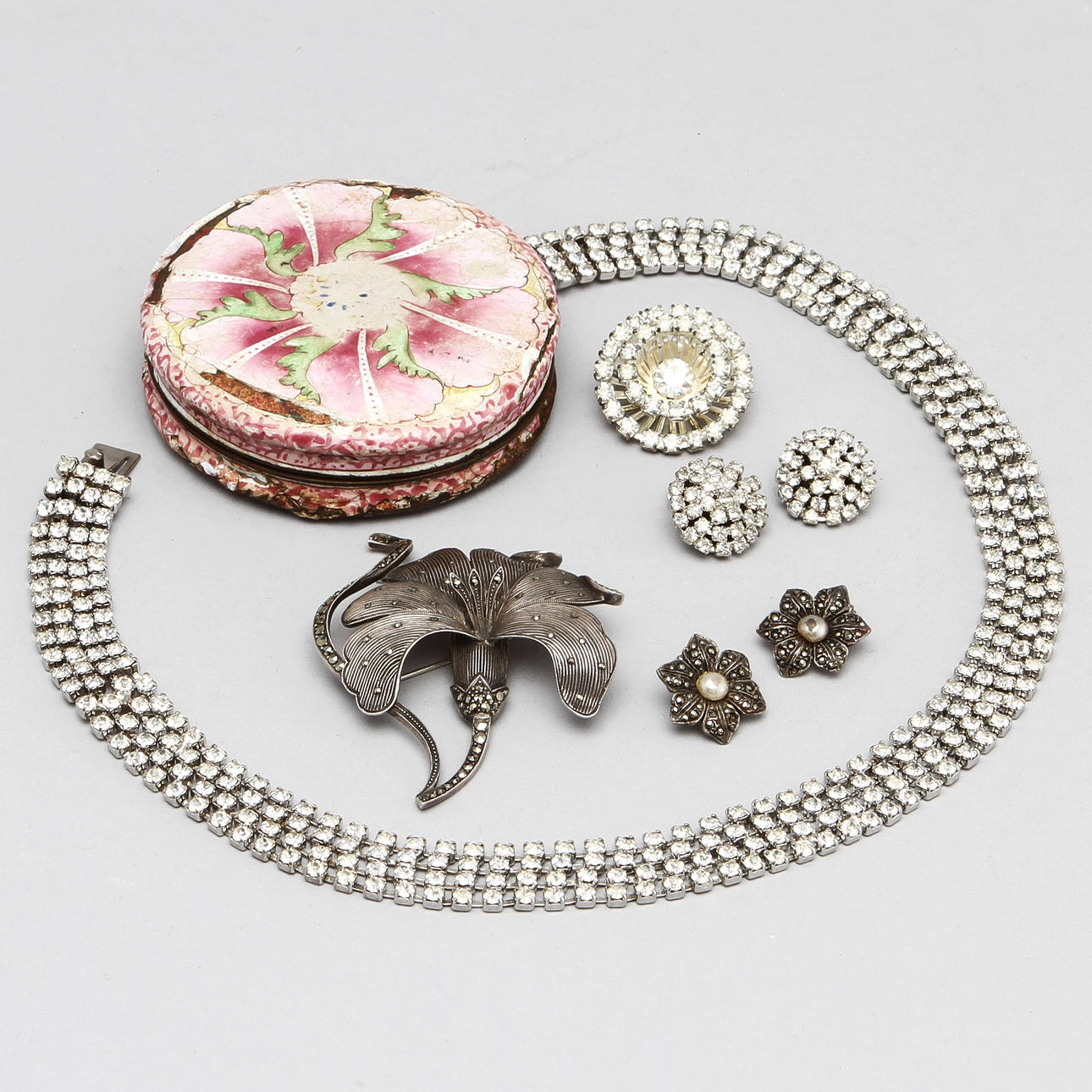 DOSA, emalj, Kina 1700-tal, samt smycken, strass och silver.