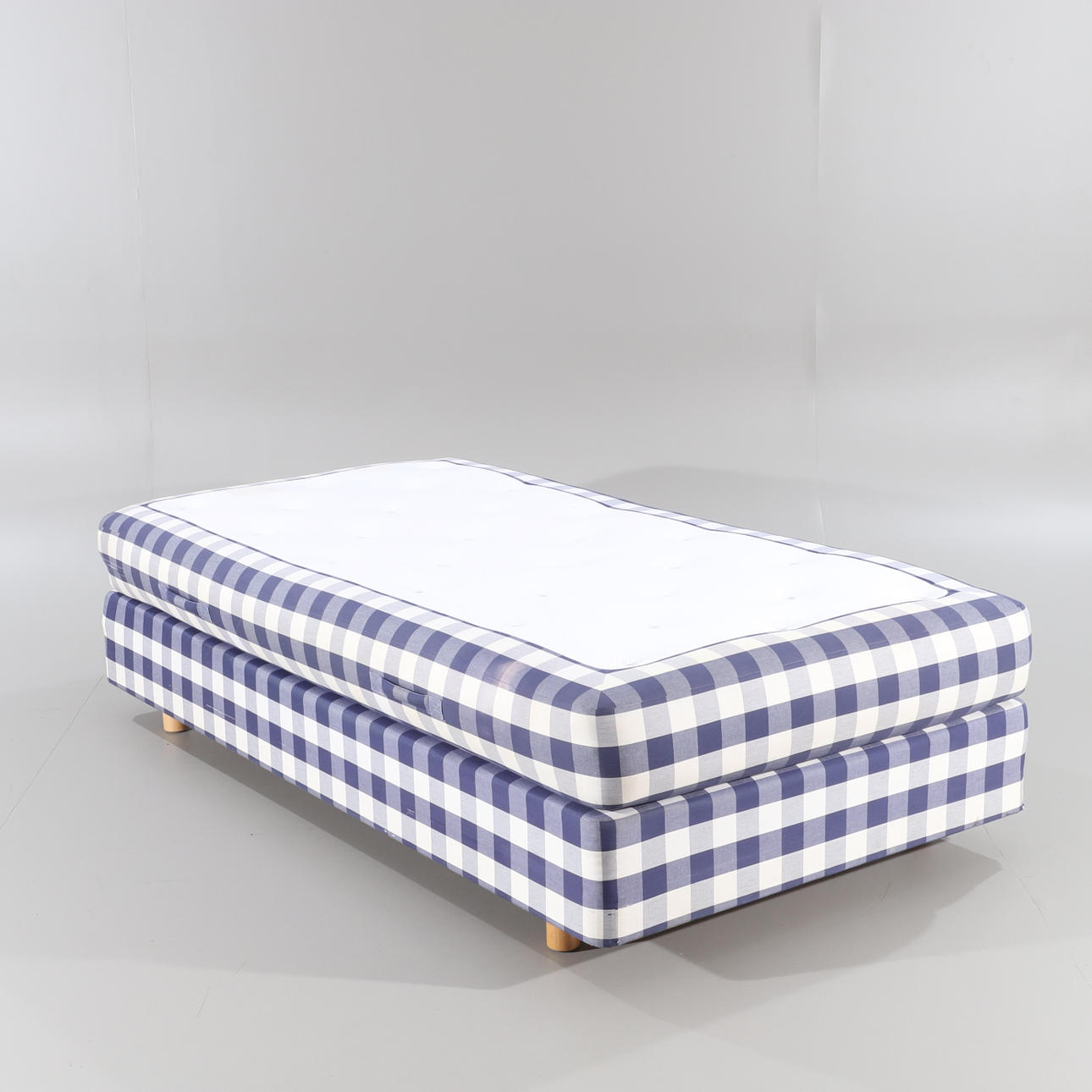 Sänky, Hästens 200 x 105 cm.