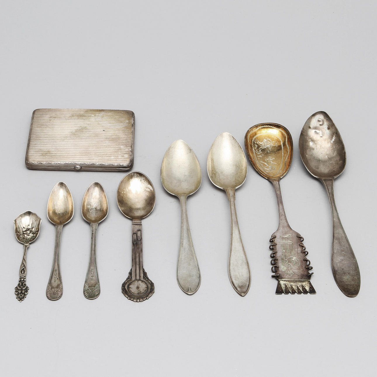 SILVERFÖREMÅL, cigarettetui samt skedar, 381g.