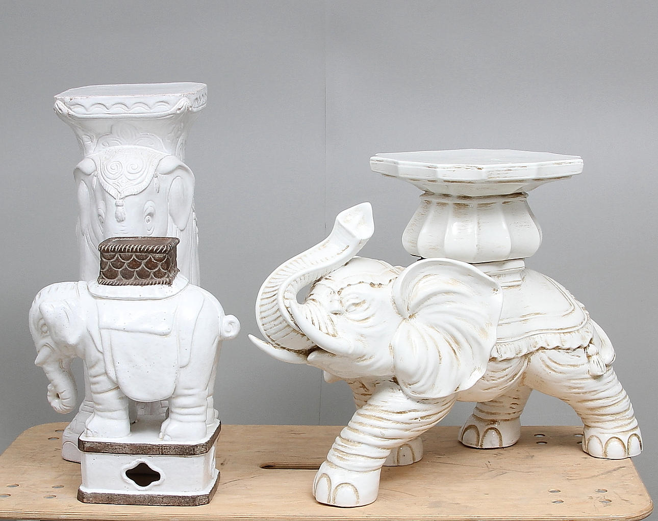 PIEDESTALER, elefanter, 3 st, porslin 1900-tal.