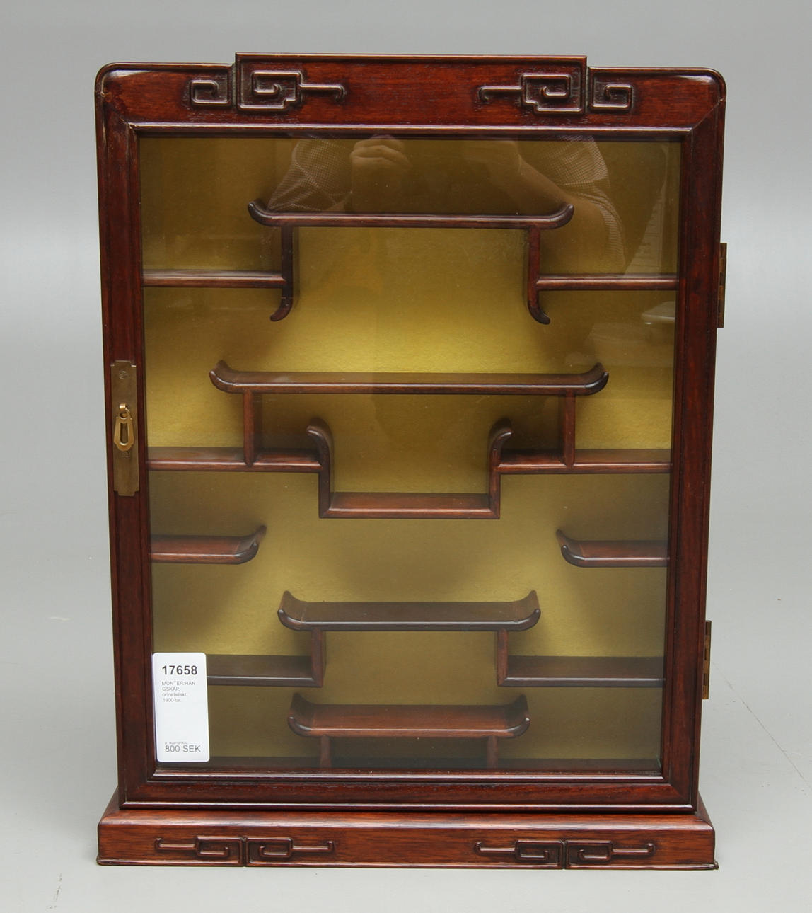 MONTER/HÄNGSKÅP, orinetaliskt, 1900-tal.