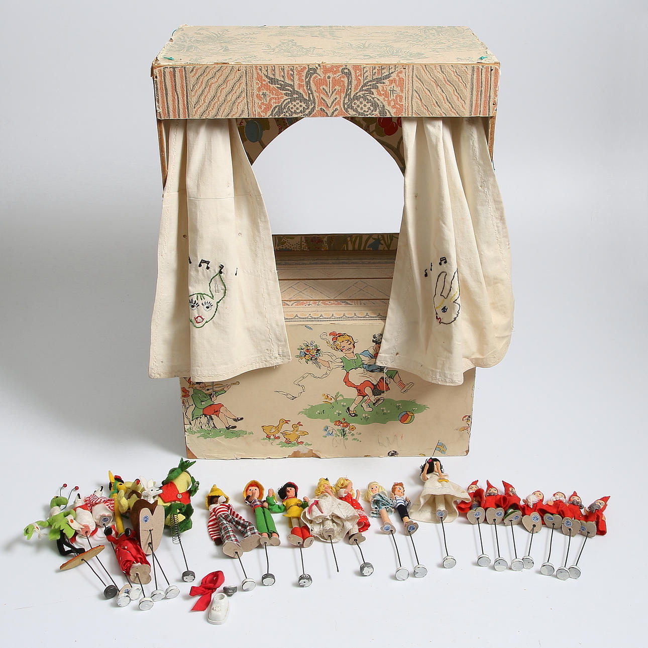 DOCKTEATER med FIGURER, 25 delar, trä och tyg samt metall, Tyskland 1950-tal.