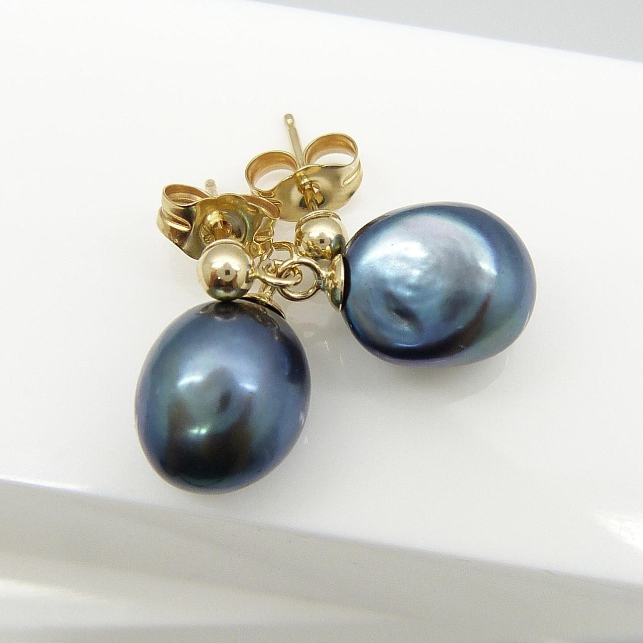 SCHWARZE / BLAUE PERLENOHRRINGE.