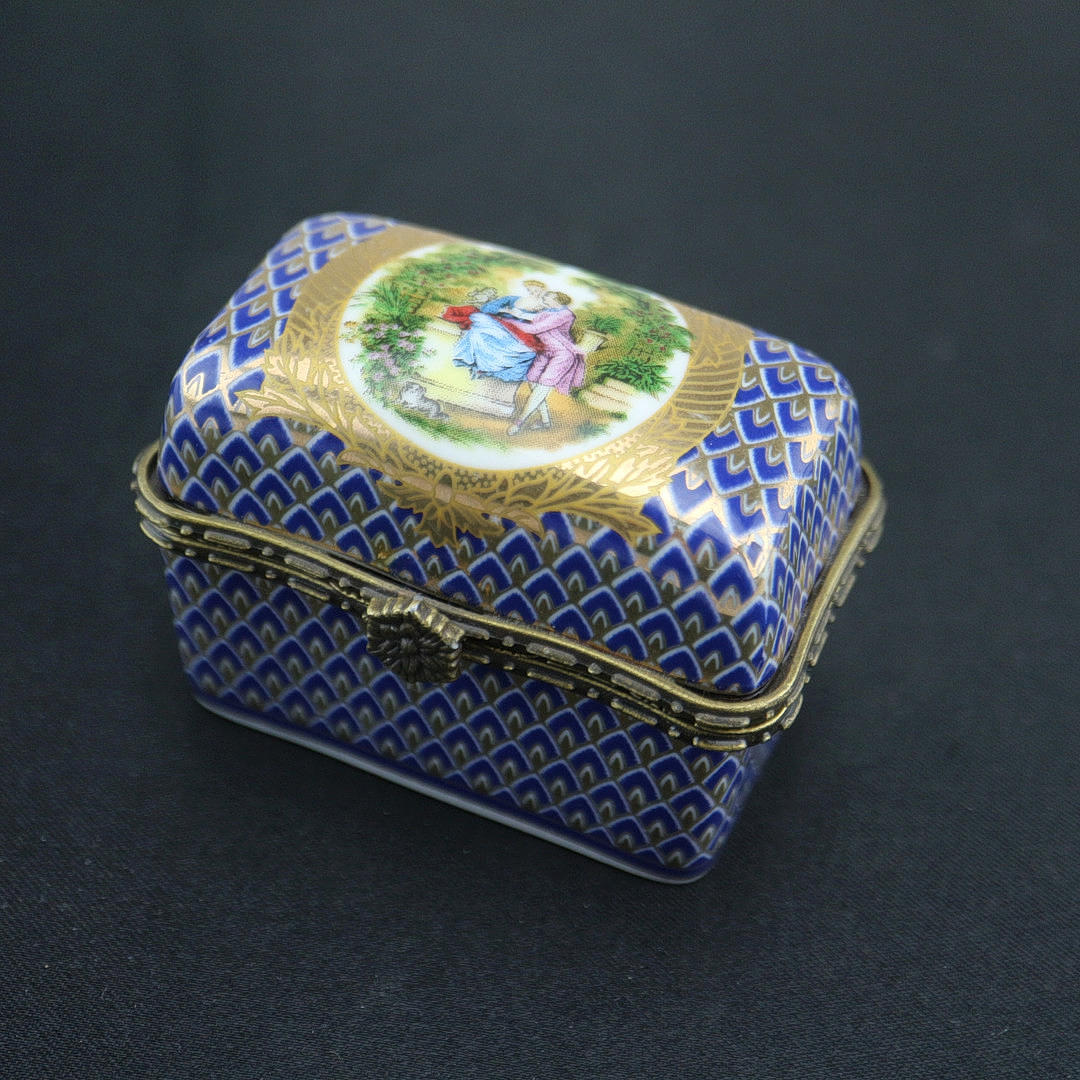 PORZELLAN DOSE ANTIK.