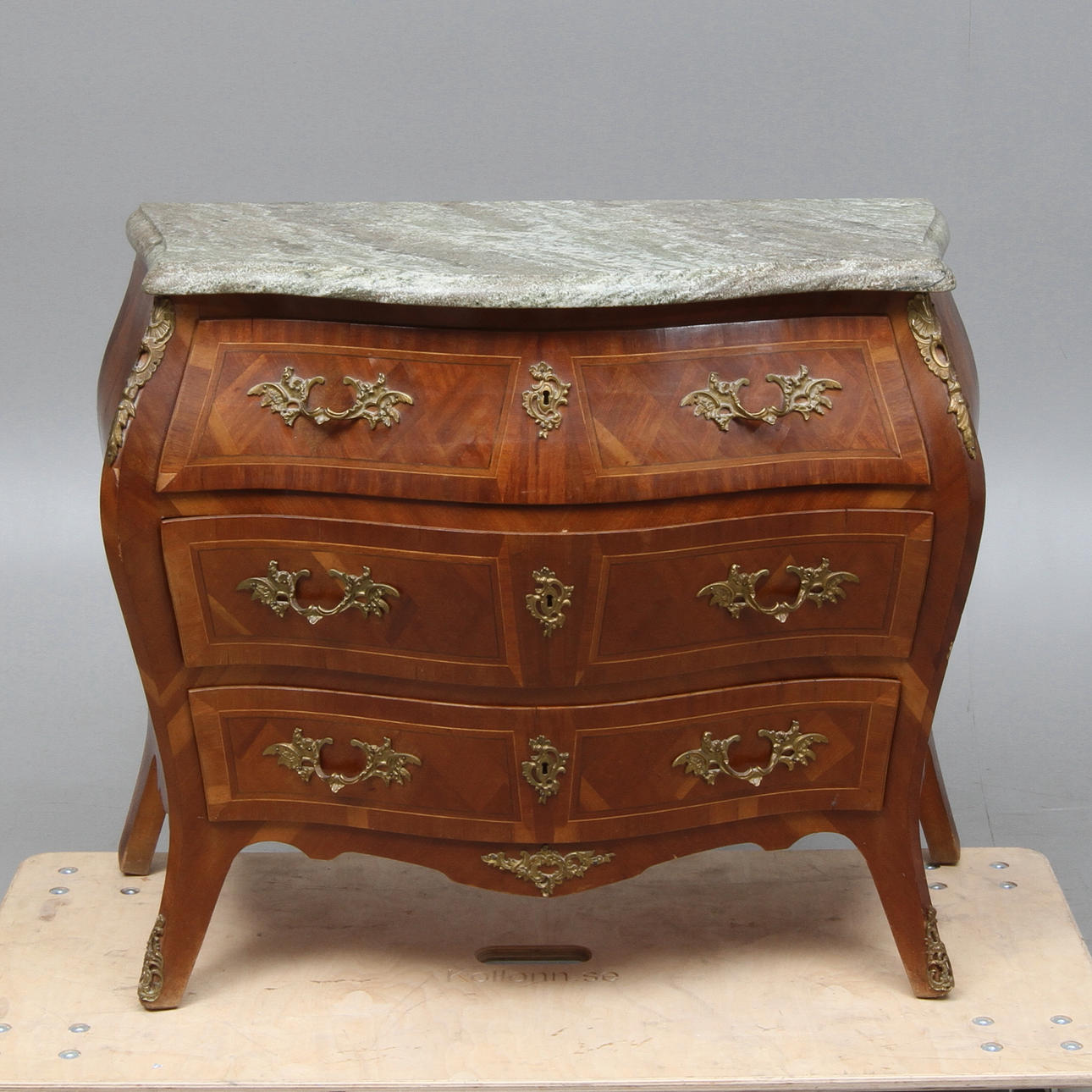 BYRÅ med stenskiva, rokokostil, 1900-tal.