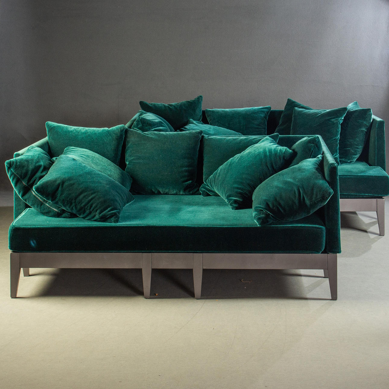 2x Sofas / Recamiere mit grünem Samtbezug.