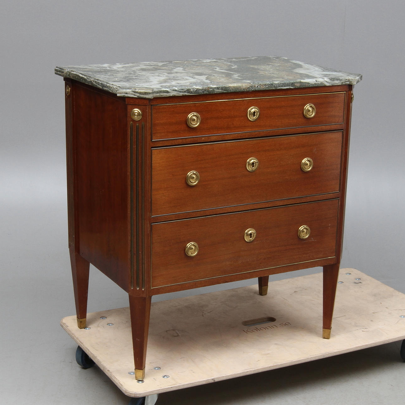 BYRÅ med stenskiva, sengustaviansk stil, 1900-tal.