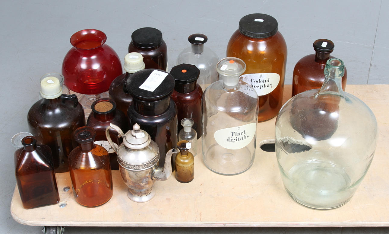 PARTI GLAS, 19 delar, med bla ljuslykta av Nanny Still, Riihimäen Lasi, Finland.