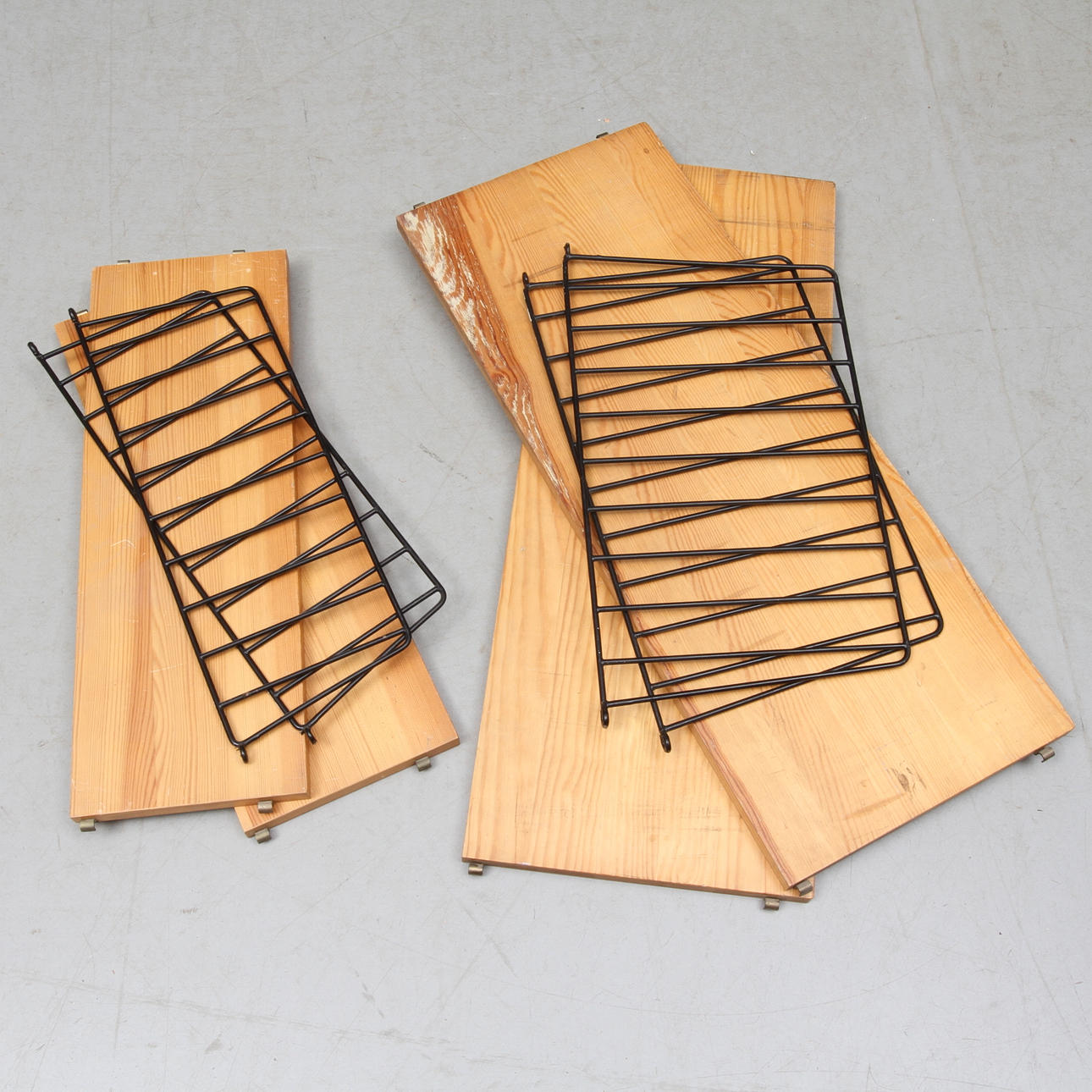 HYLLOR 2 st, "BFB-Hyllan" samt "String", Nisse och Kajsa Strinning.