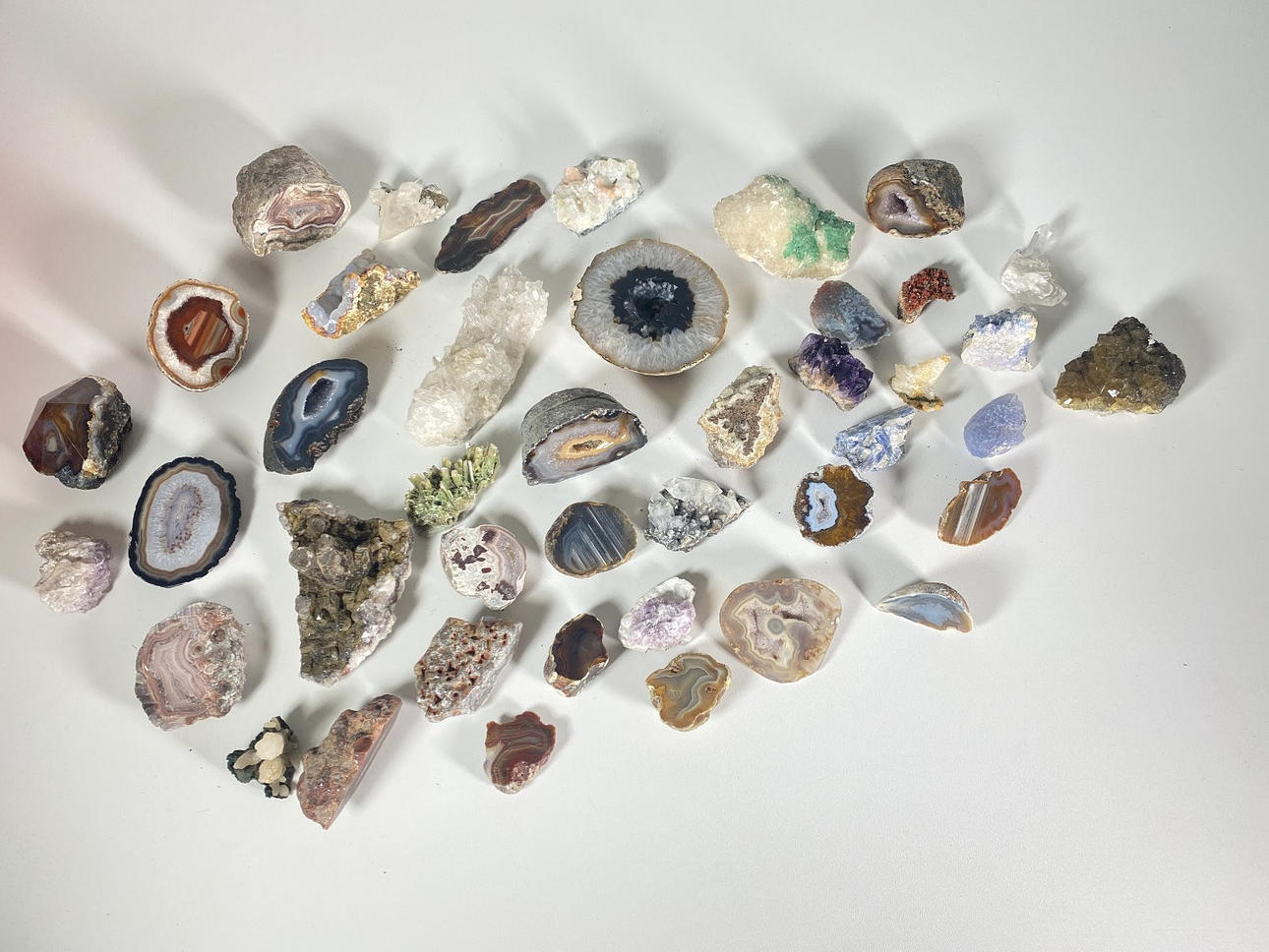 En samling av olika mineraler ca. 42 bitar.