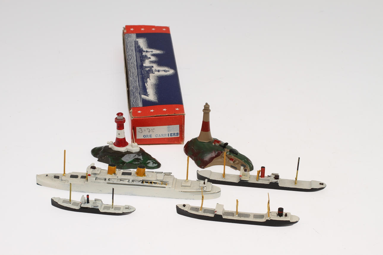 MODELLBÅTAR AUTHENTICAST COMET 4 stycken civila fartyg samt 2 fyrar.