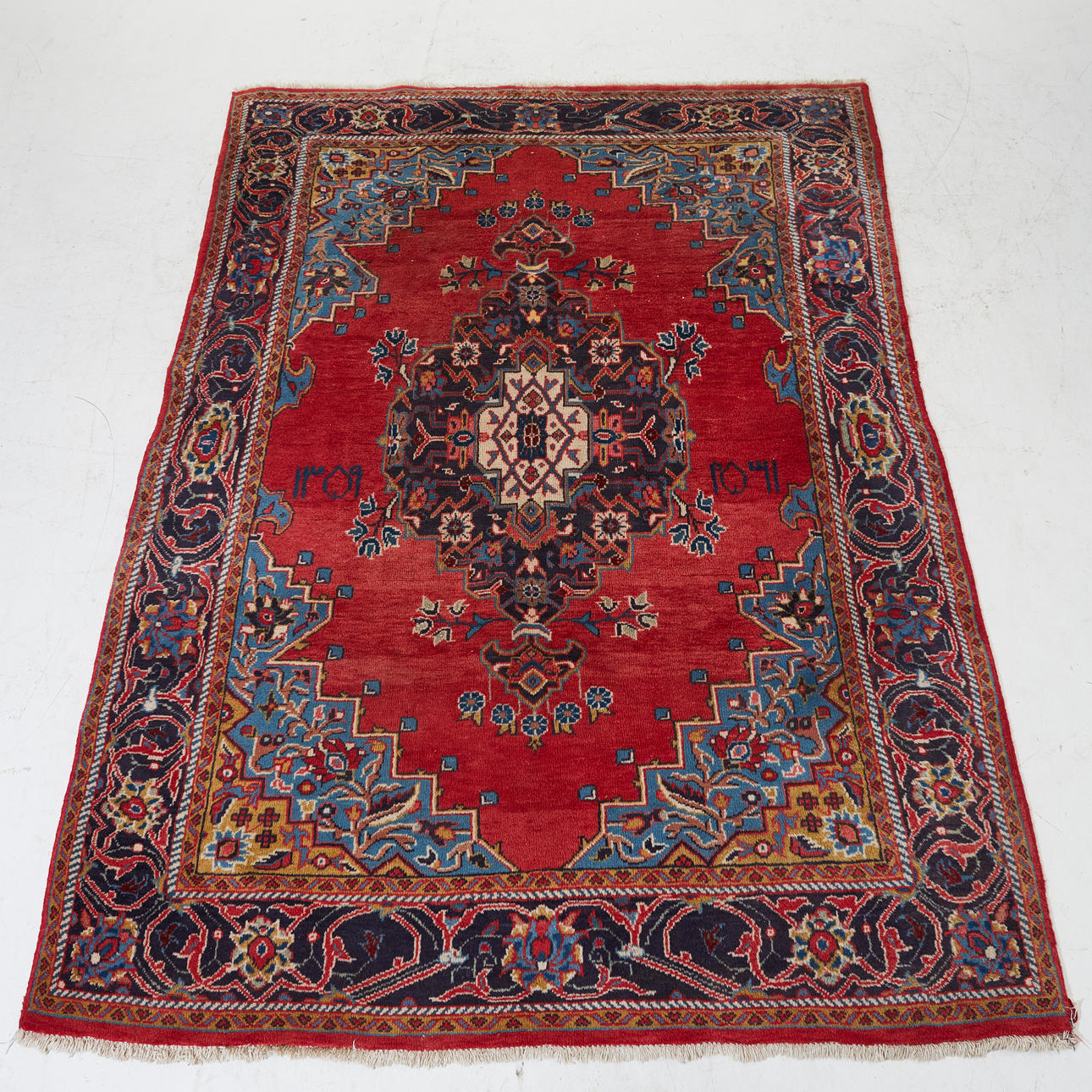 ORIENTALISCHER TEPPICH, rot-rosa Hintergrund.