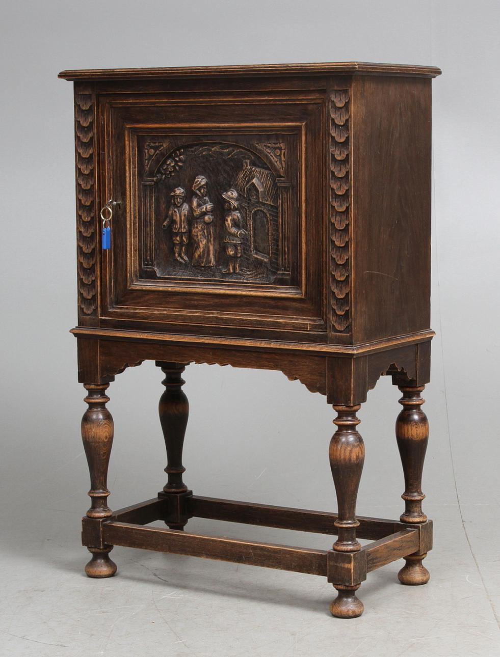 SKÅP på ställ, ek, skuren dekor.