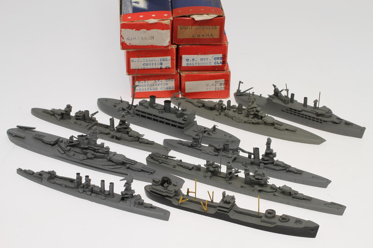 MODELLBÅTAR AUTHENTICAST COMET 9 stycken krigsfartyg med 6 originalkartonger.