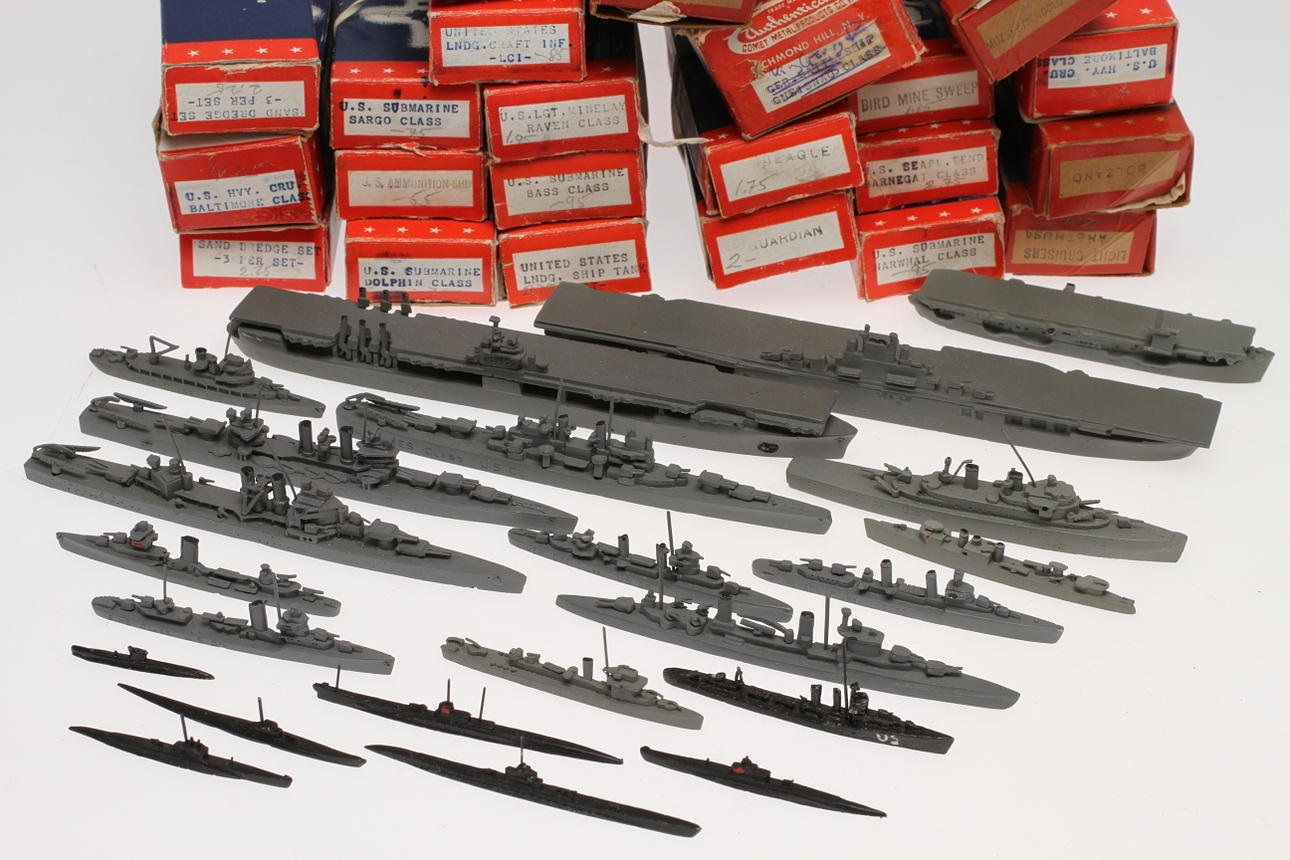 MODELLBÅTAR AUTHENTICAST COMET ca 20 stycken krigsfartyg delvis i originalkartonger.