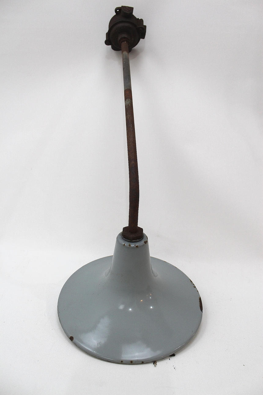 VÄGGARMATUR, av plåt, för utomhusbruk.