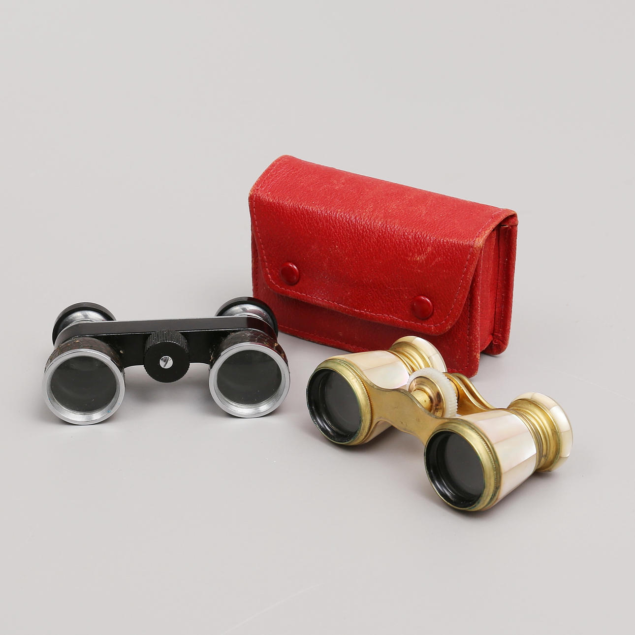 TEATERKIKKERT, 2 stk, perlemor/metal, 1900-tallet.