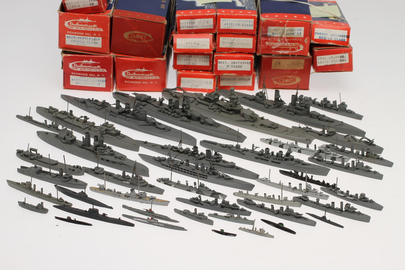 MODELLBÅTAR AUTHENTICAST COMET cirka 35 stycken krigsfartyg delvis i originalkartonger.