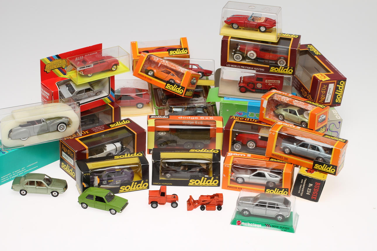 MODELLBILAR, SOLIDO RIO, MEBETOYS, JOAL med flera. Cirka 25 stycken.