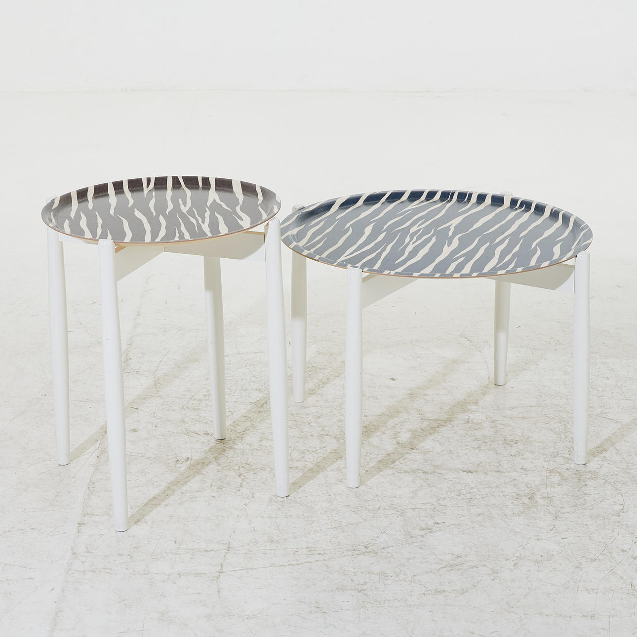 ROOM, Tabletttisch, 2 Stück, modern, gemustertes Tablett, weiß lackierte Beine.