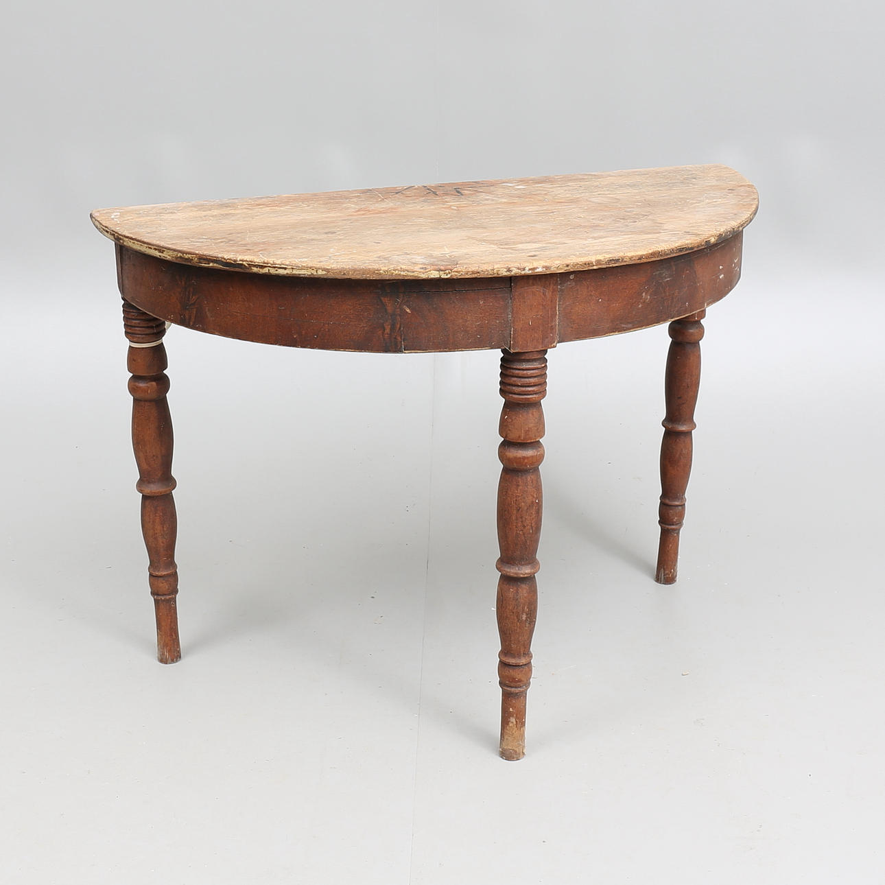 HALVMÅNEBORD, 1800-talets andra hälft.