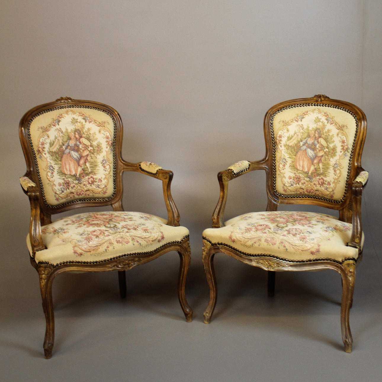 SILLONES, estilo rococó. 1 par con decoración bordada.