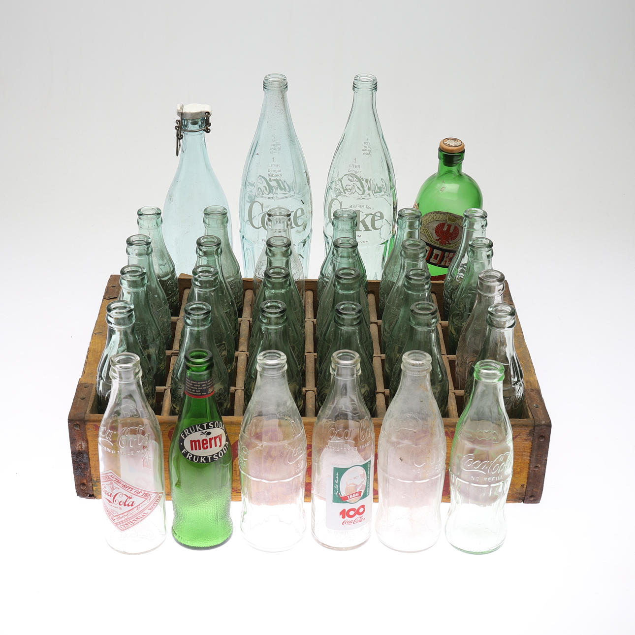 DRICKABACK samt GLASFLASKOR, 34 st, 1900-tal.