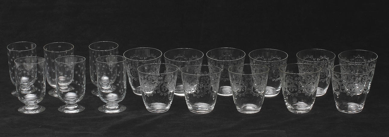 SERVISDELAR, 17 stycken. Glas.