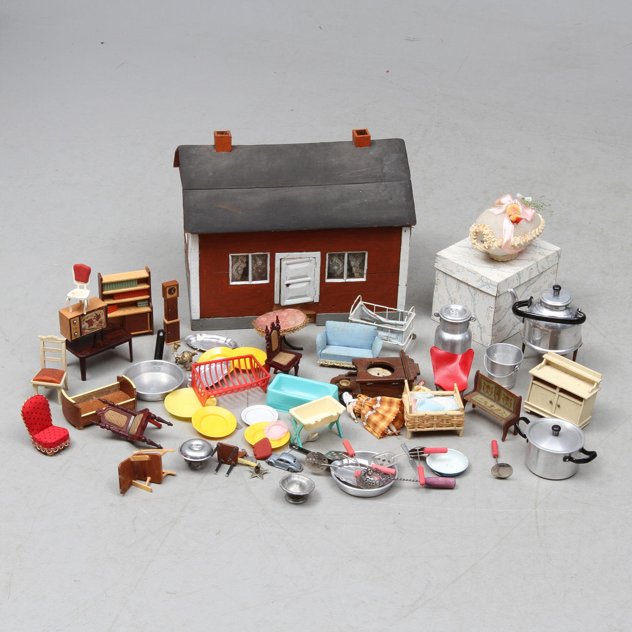 TITTÄGG samt DOCKSKÅP med diverse tillbehör.