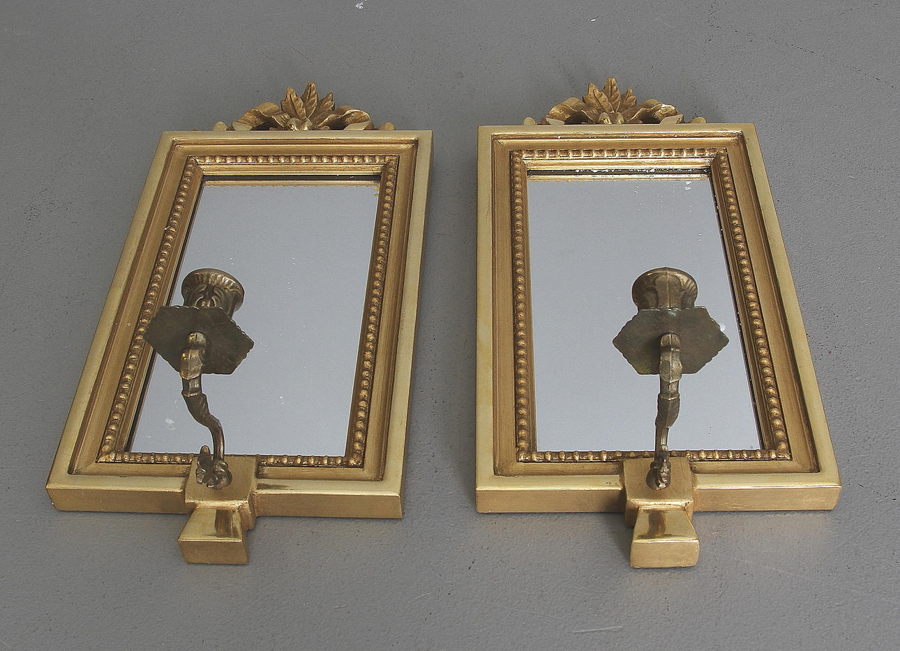 SPEGELLAMPETTER, ett par, Gustaviansk-stil, Österlunds Förgylleri, Stockholm, 1900-tal.