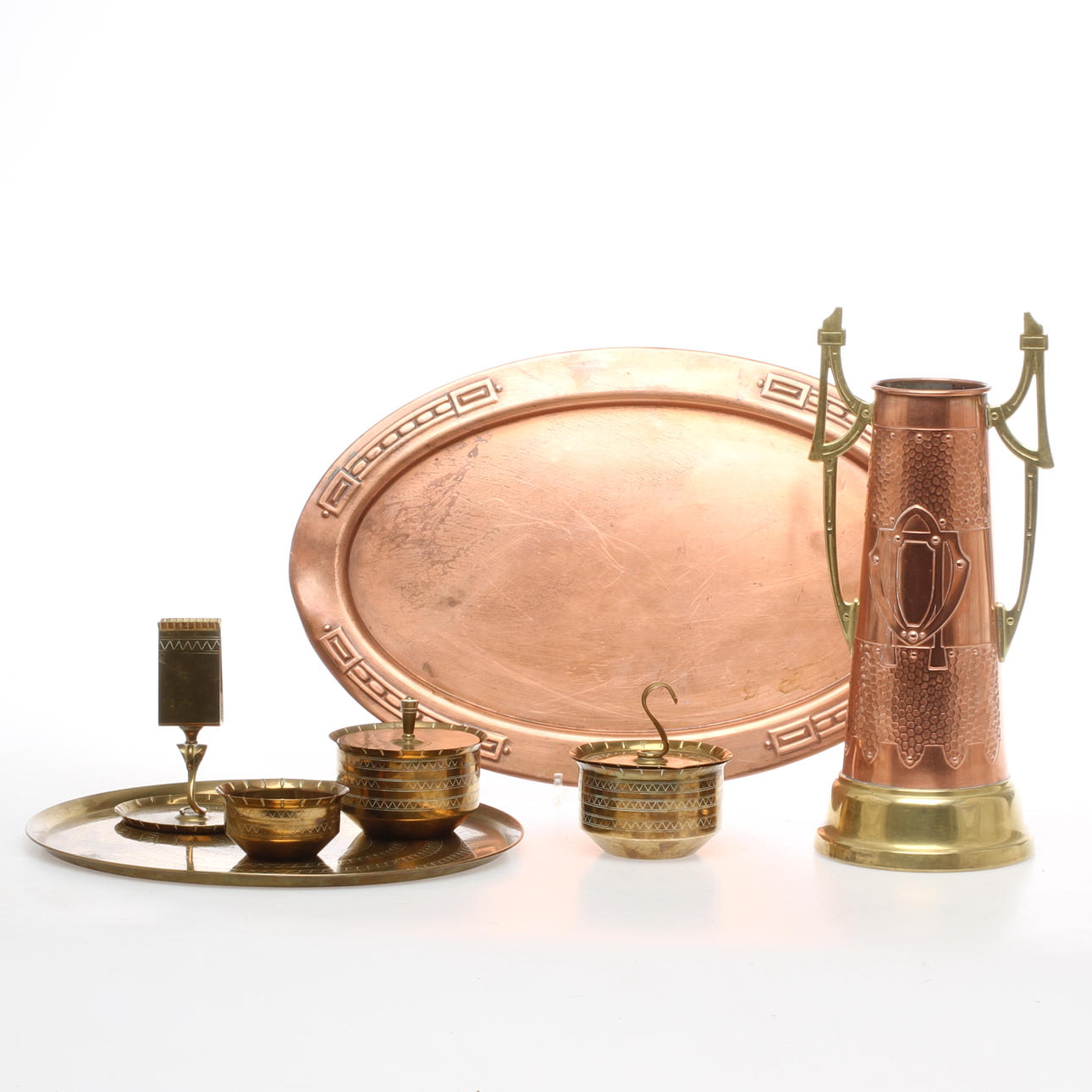 RÖKSET samt BRICKA och VAS, 7 delar, mässing samt koppar, jugend, art deco, 1900-talets första kvartal.