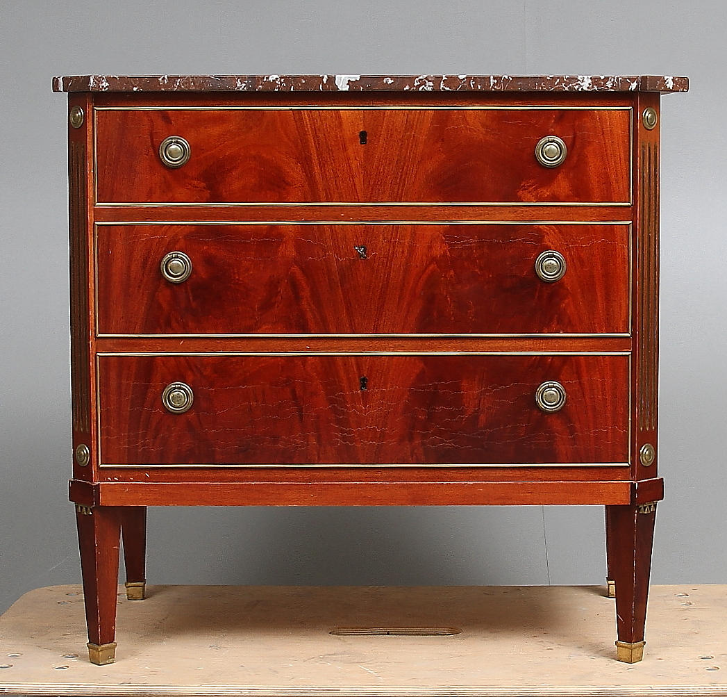 BYRÅ med stenskiva, gustaviansk stil, 1900-tal.