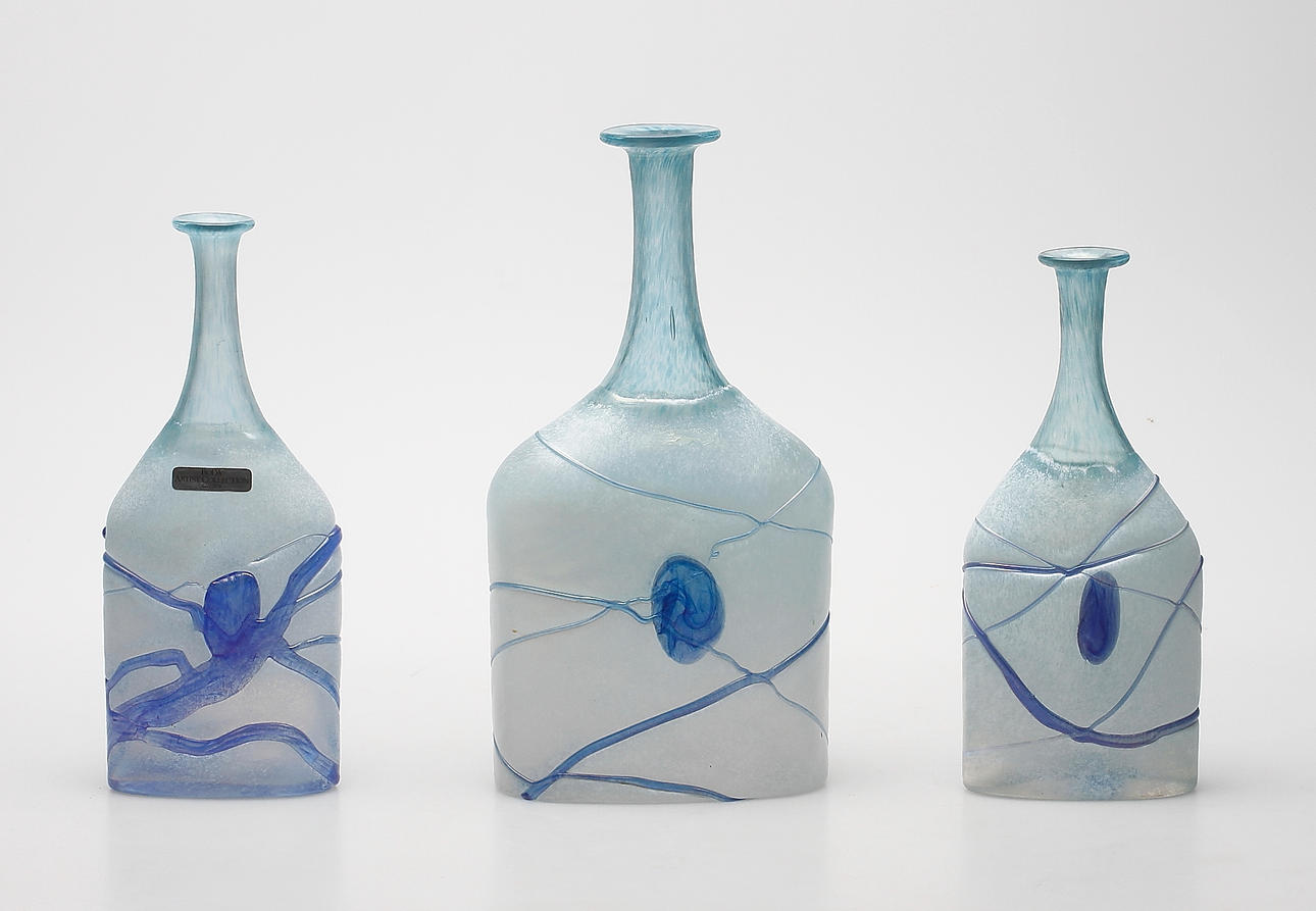 FLASKOR, glas, 3 st, Bertil Vallien, Kosta Boda, signerade.