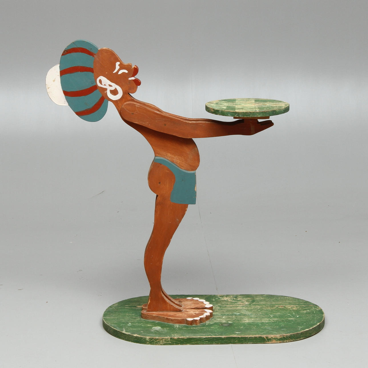 BETJÄNT, trä, 1900-tal.