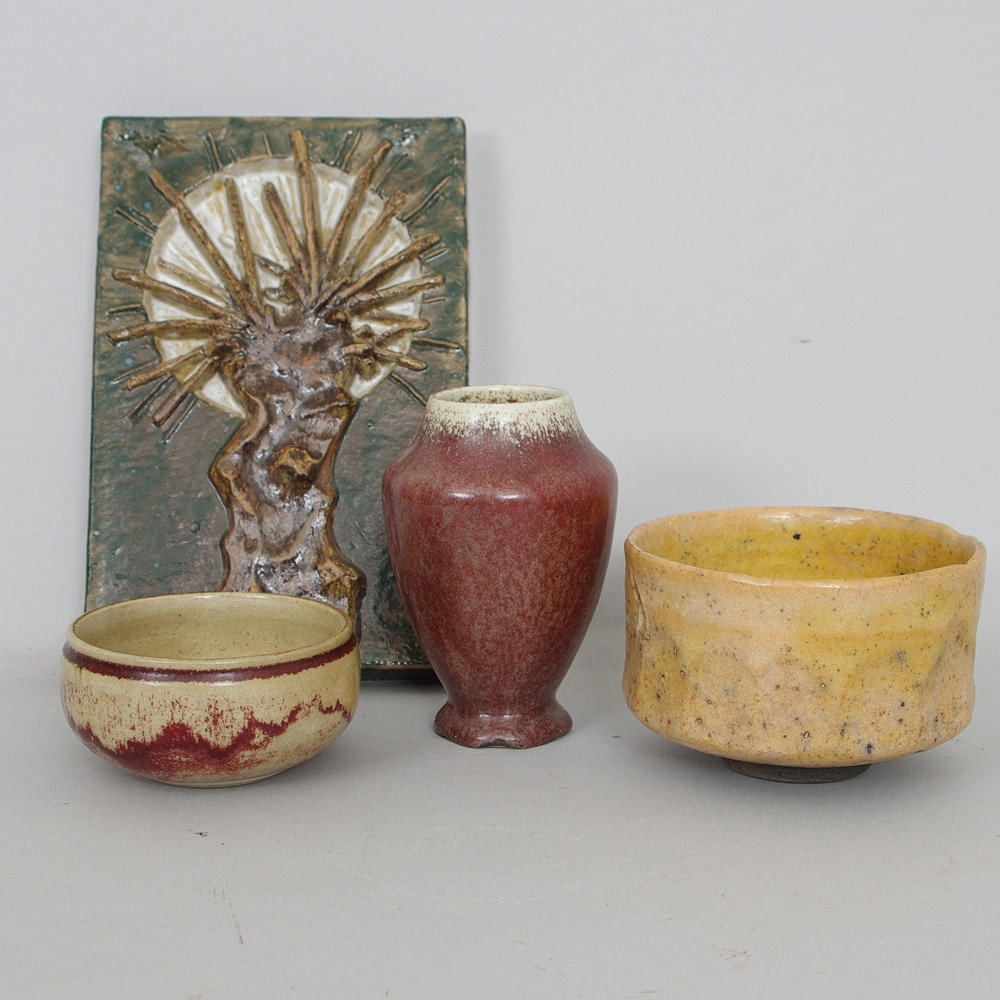 SKÅLAR; VAS SAMT RELIEF, keramik.