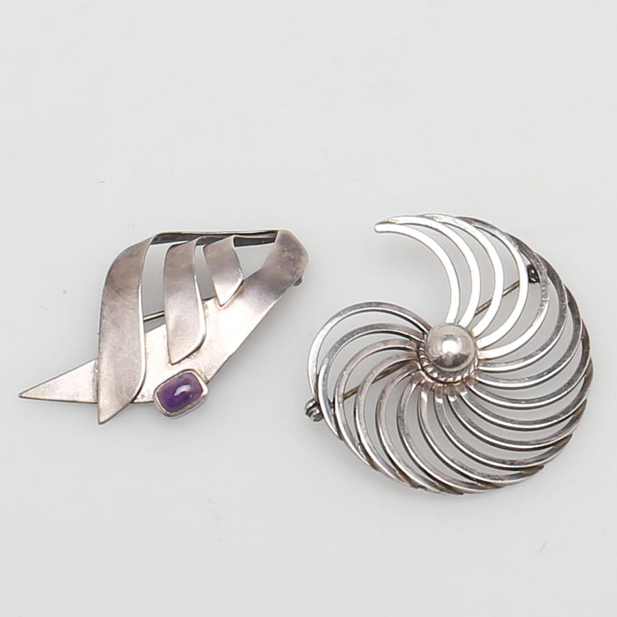 BROSCHER, 2 st, silver. Totalvikt 24 gram.