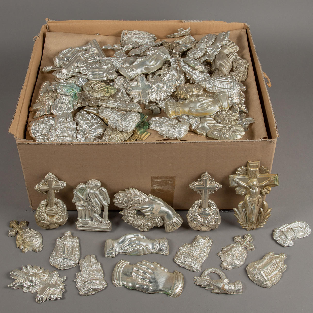 Konvolut Devotionalien, Metall, silberbronziert, um 1937.