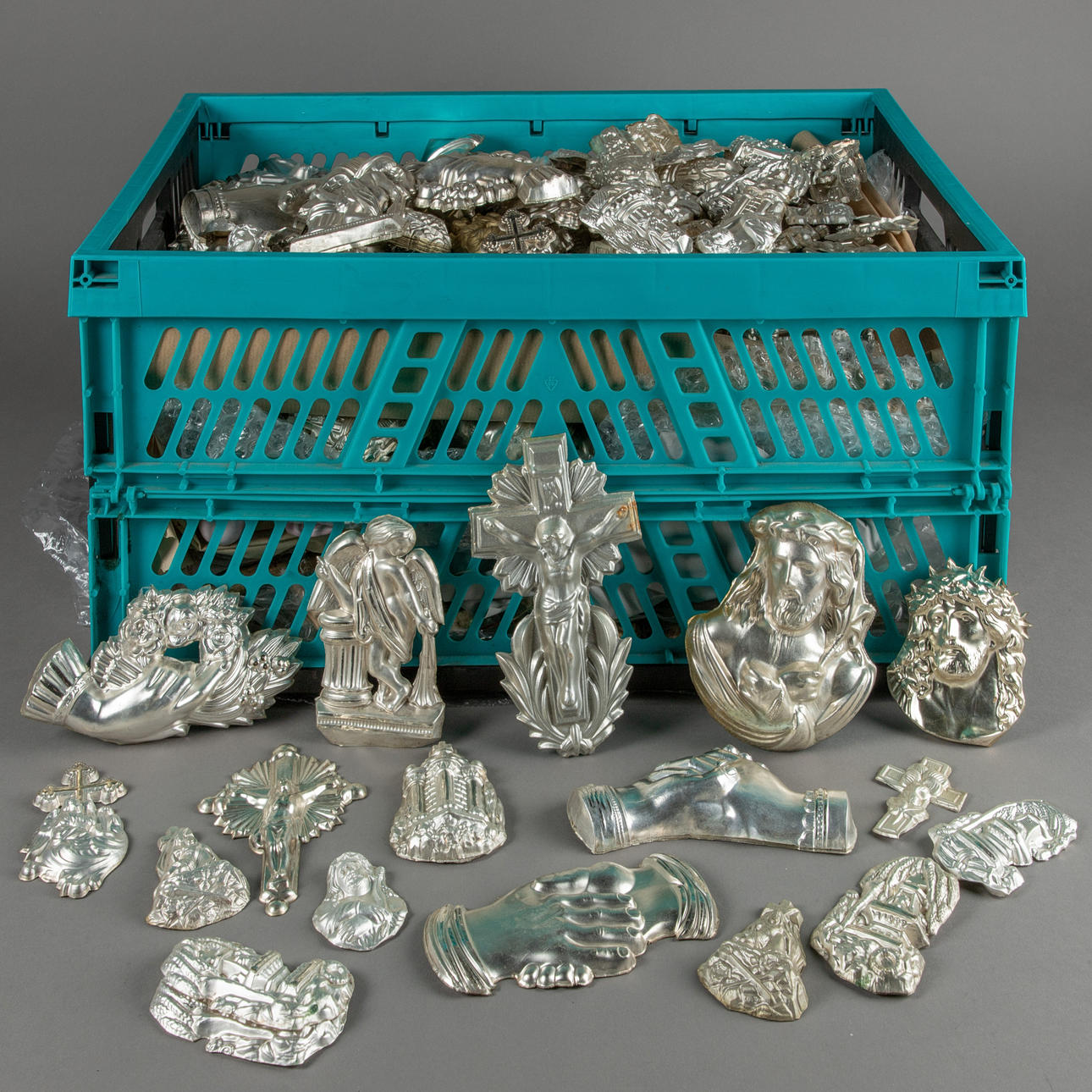 Konvolut Devotionalien, Metall, silberbronziert, um 1937.