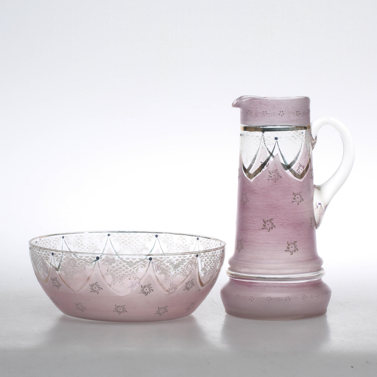 TVÄTTSTÄLL, 2 delar, glas, målad emaljdekor, Omkring sekelskiftet 1900.