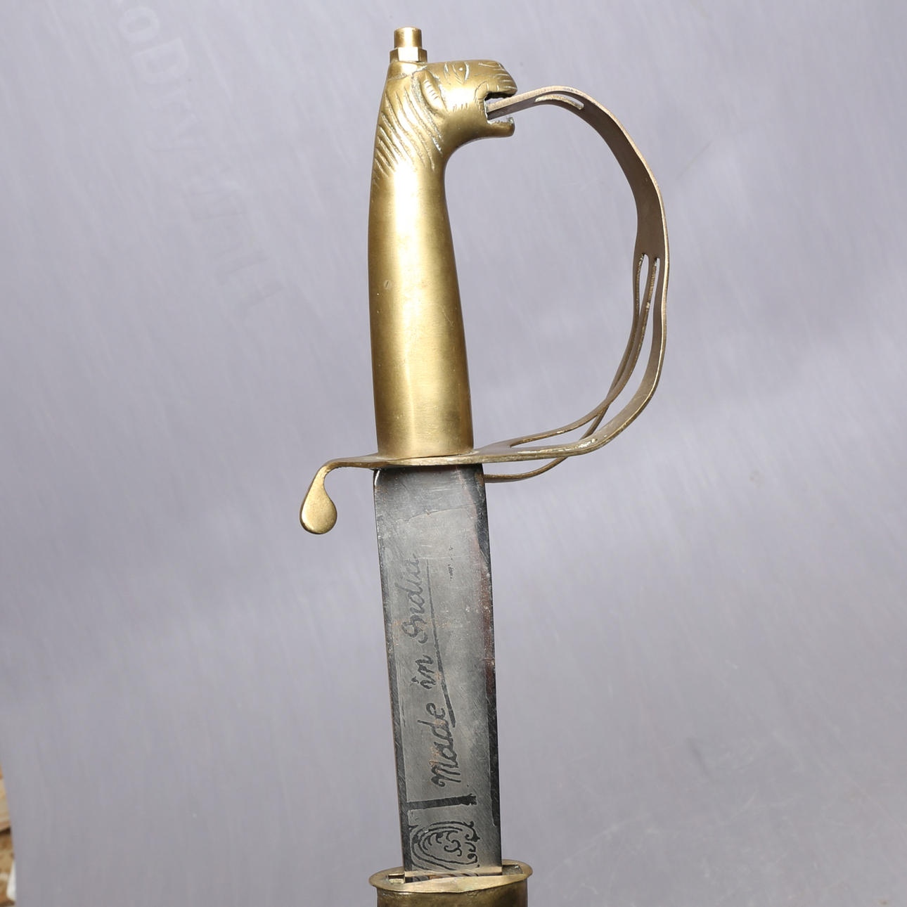 ESPADA CON VAINA en TERCIOPELO, India.