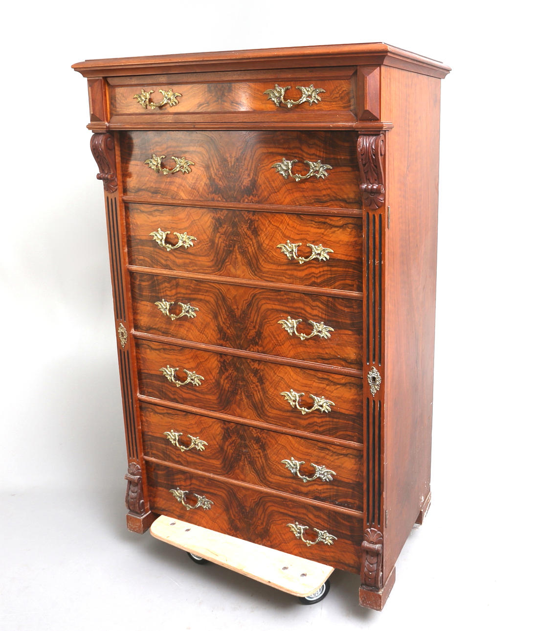 BYRÅ, 1800-tal, Fanerad i valnöt.