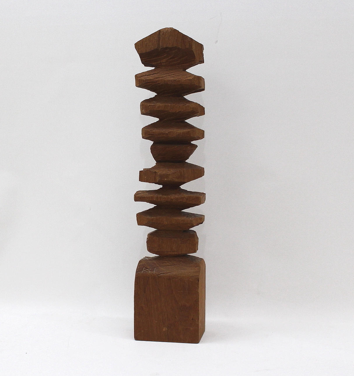 OIDENTIFIERAD KONSTNÄR. Skulptur, trä signerad B.H.