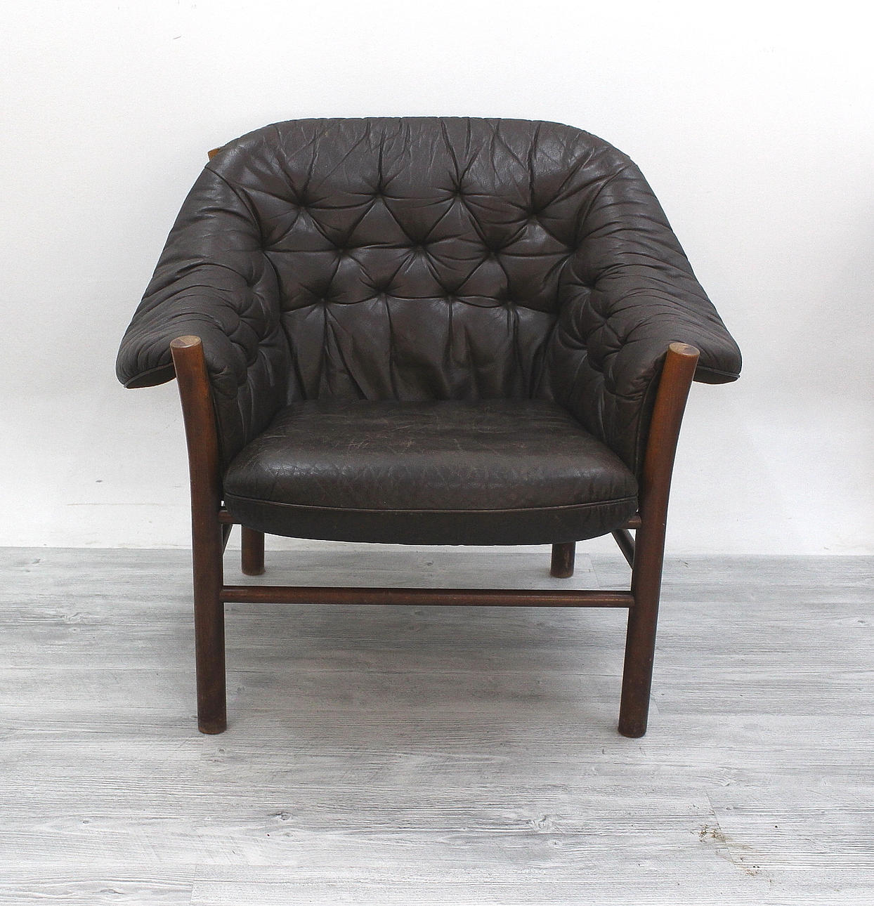 FÅTÖLJ av skinn och teak.