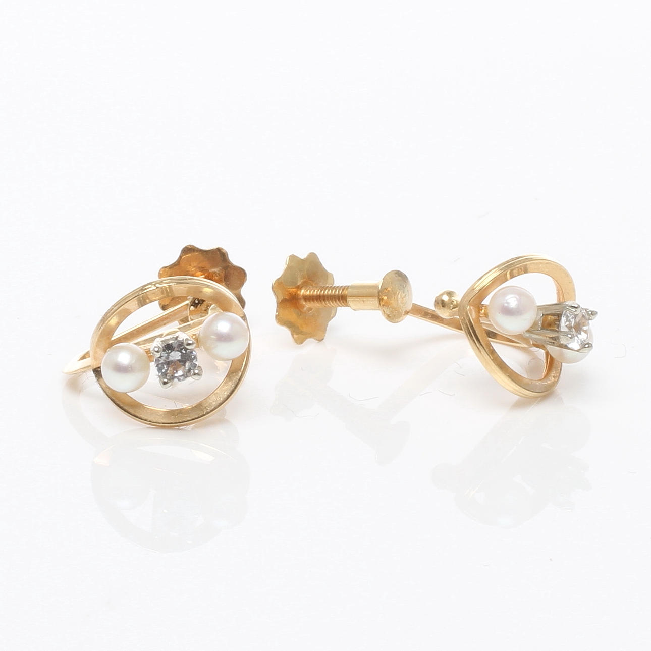 ÖRHÄNGEN 1 par, 18k guld med vit sten samt odlade pärlor. Alton Guldvaru AB, Falköping, 1969/70.