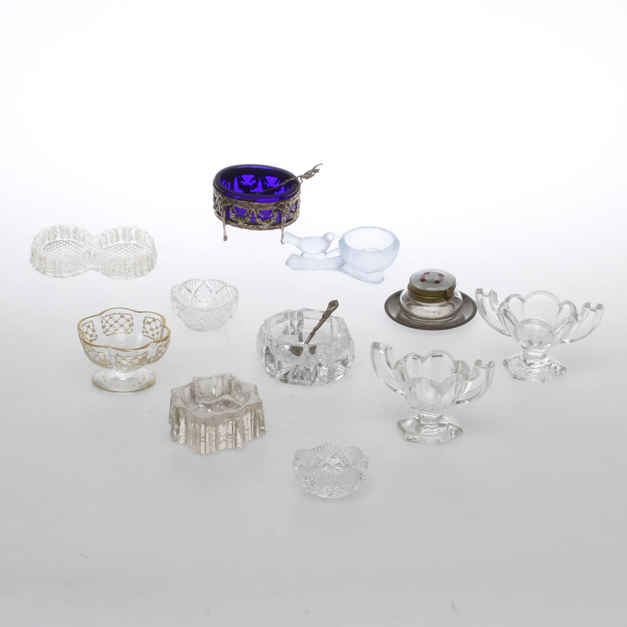 SALTKAR, 10 st, bland annat med fot i silver, samt DOSA, glas, 1800/1900-tal.