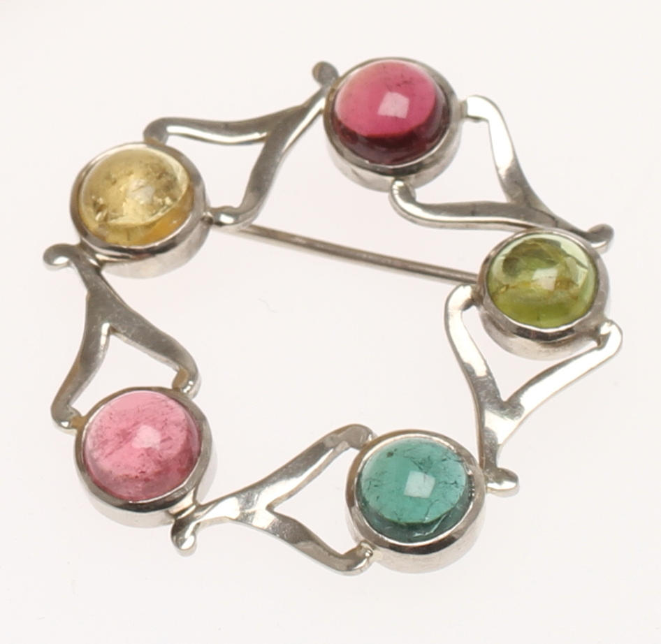 BROSCH, 18k vitguld med olikfärgade stenar, Torndahls Stockholm 1956. Vikt 5,9g.