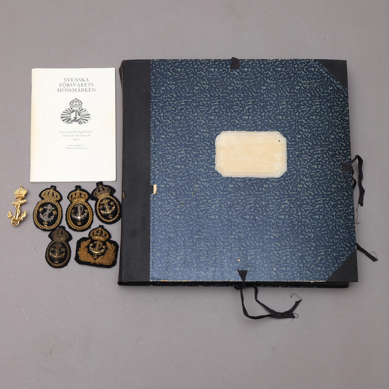 MILITARIA, flottan, mössmärken & operationskort/kartor.