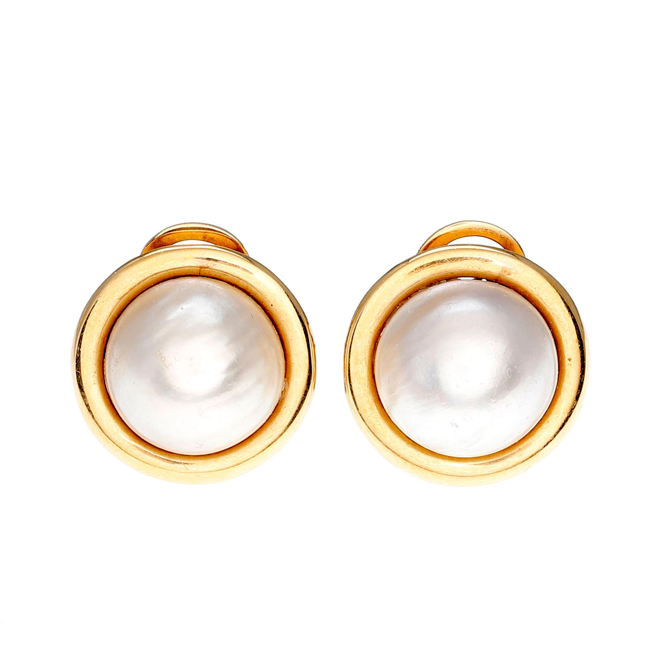 Goldene Ohrringe und Mabé-Perlen.